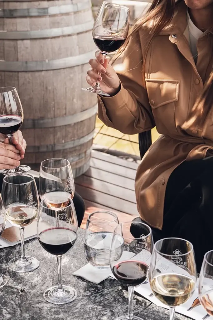 Copas de una degustación junto a una barrica