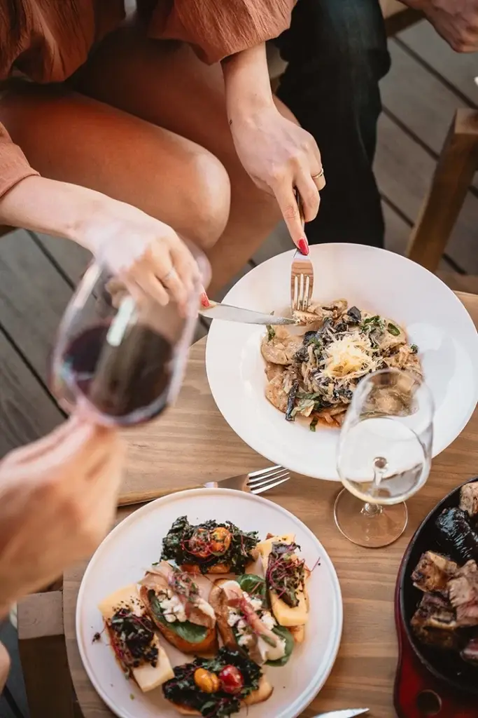 Brindis con vino tinto en un almuerzo